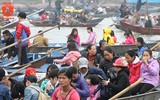 Bất chấp nguy hiểm, thuyền chở 40 người trên suối Yến